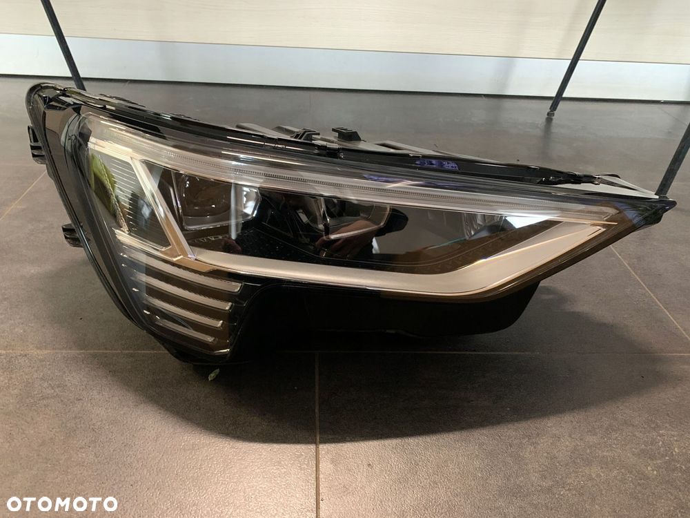 Lampa prawa AUDI ETRON E-TRON 4KE - 1