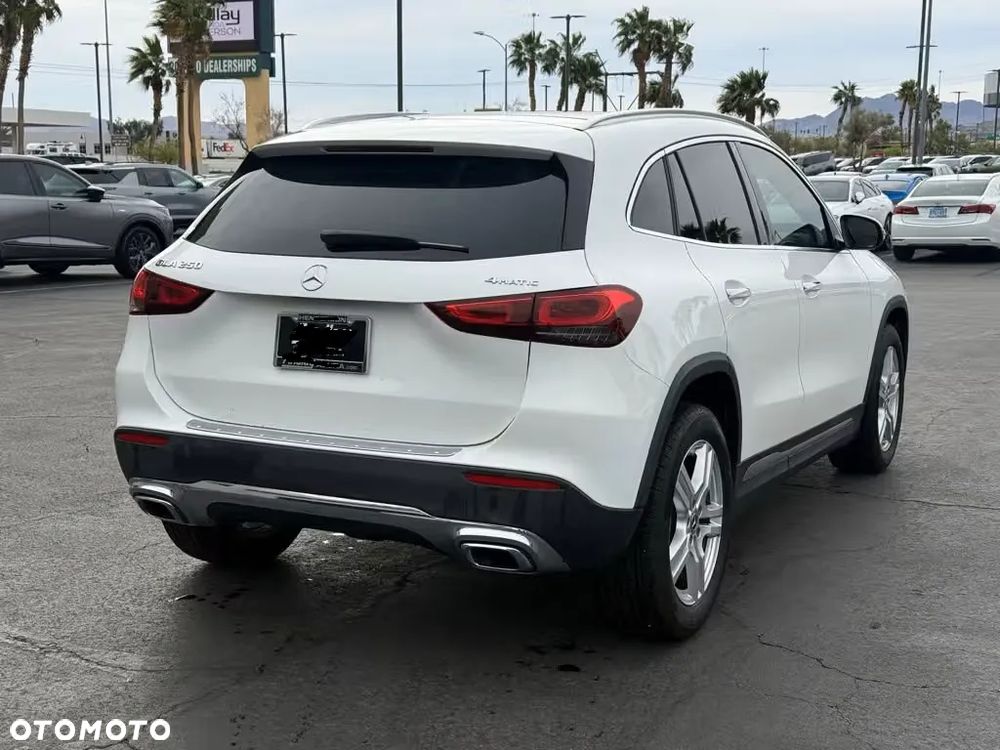 Mercedes-Benz GLA 250 4Matic 7G-DCT - 3