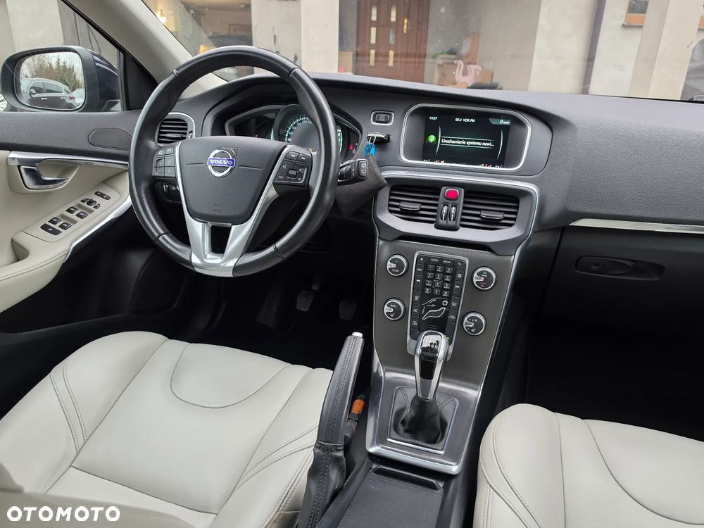 Volvo V40 - 25