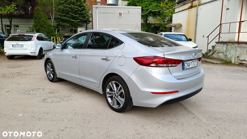 Hyundai Elantra 1.6 Classic Plus - 4