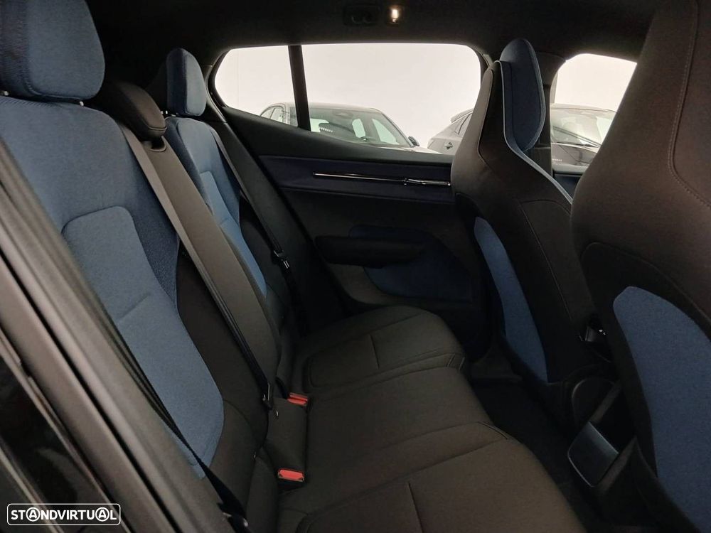Volvo EX30 69 kWh Single Motor Extended Range Black Edition - 17