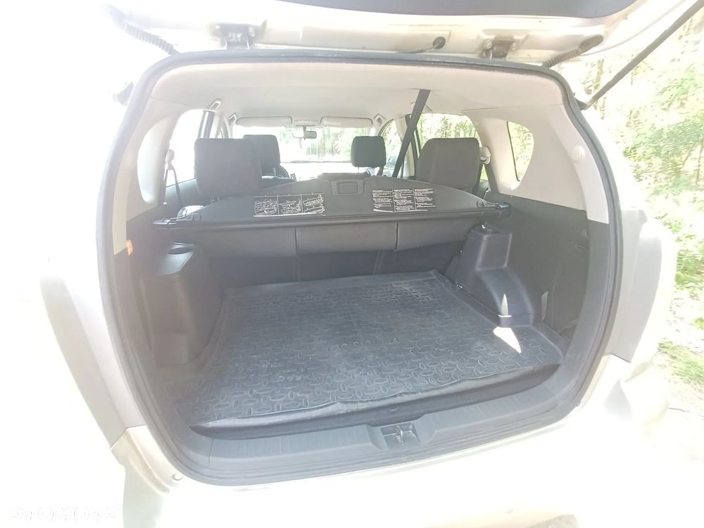 Toyota Corolla Verso 1.8 Premium + - 10