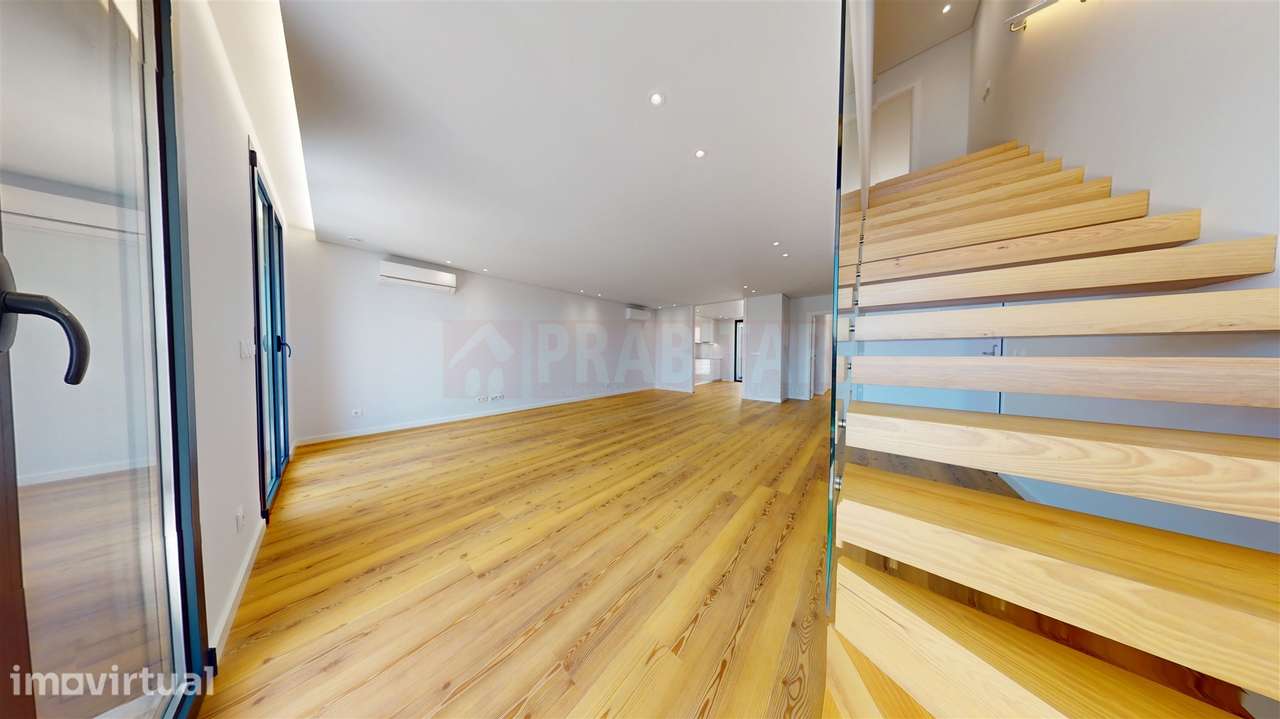 T4 Duplex com 3 Suítes, Grandes Varandas, Garagem e Vistas Desafogadas - Grande imagem: 5/27
