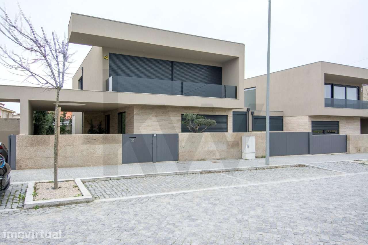 Moradia isolada T4 em Mindelo: Luxo, 4 Suítes e Piscina Aquecida perto - Grande imagem: 2/24