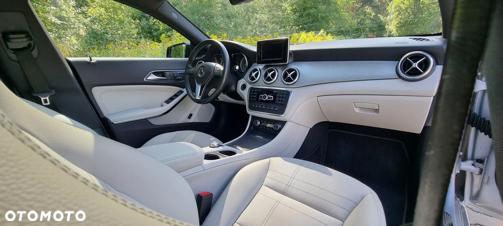 Mercedes-Benz CLA 200 7G-DCT Urban - 18