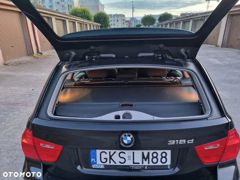 BMW Seria 3 318d DPF Touring - 12