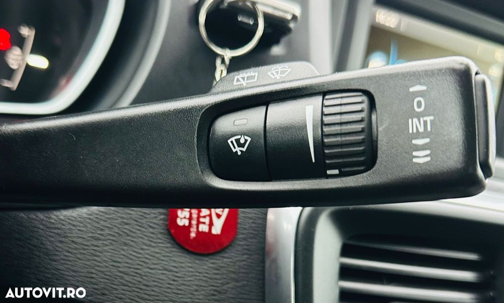 Volvo V40 D2 R Design - 16