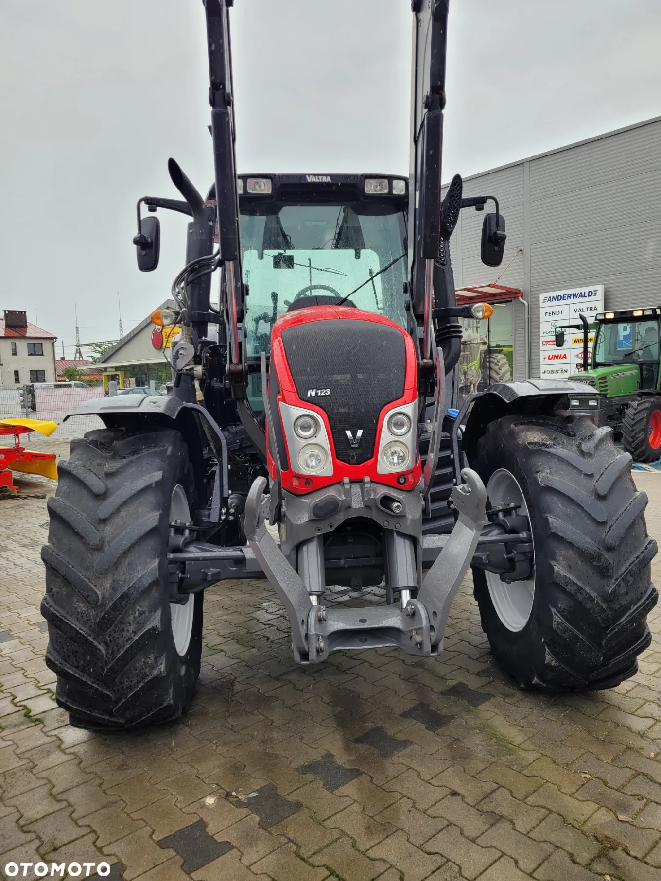 Valtra N123 HiTech ładowacz QUICKE - 3