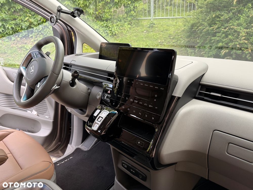 Hyundai Staria 1.6 T-GDI HEV Luxury - 11