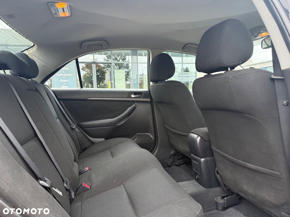 Toyota Avensis 2.0 D-4D - 10