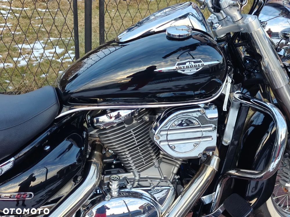 Suzuki Intruder - 13