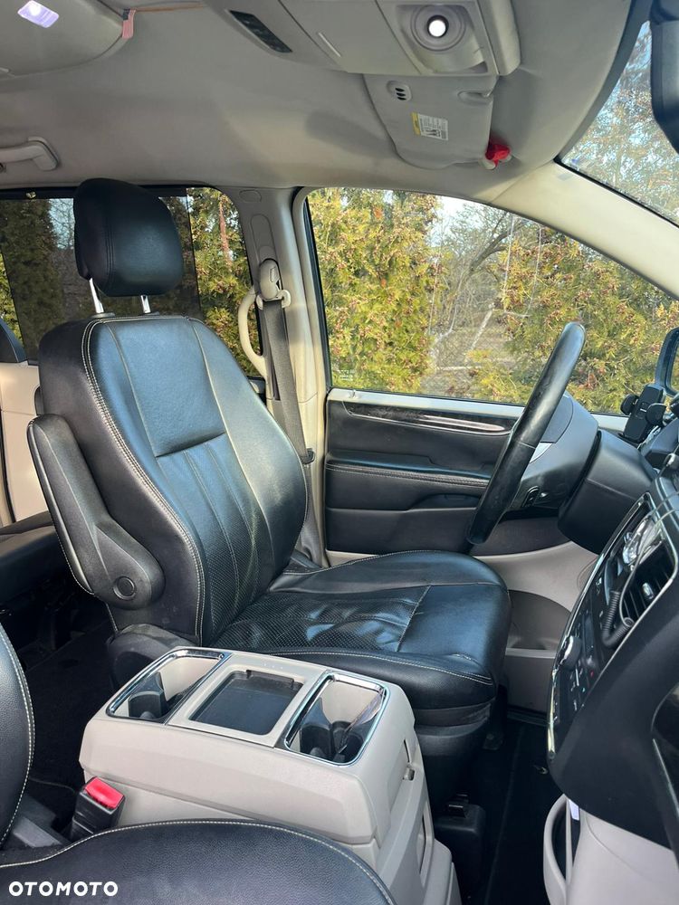 Chrysler Town & Country - 6