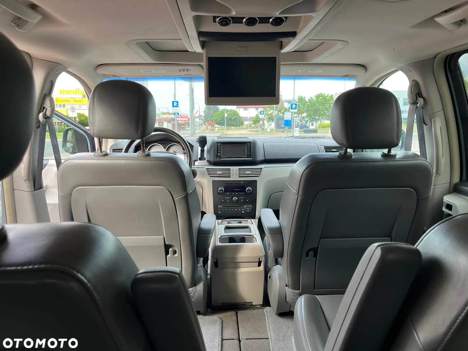 Volkswagen Routan - 12