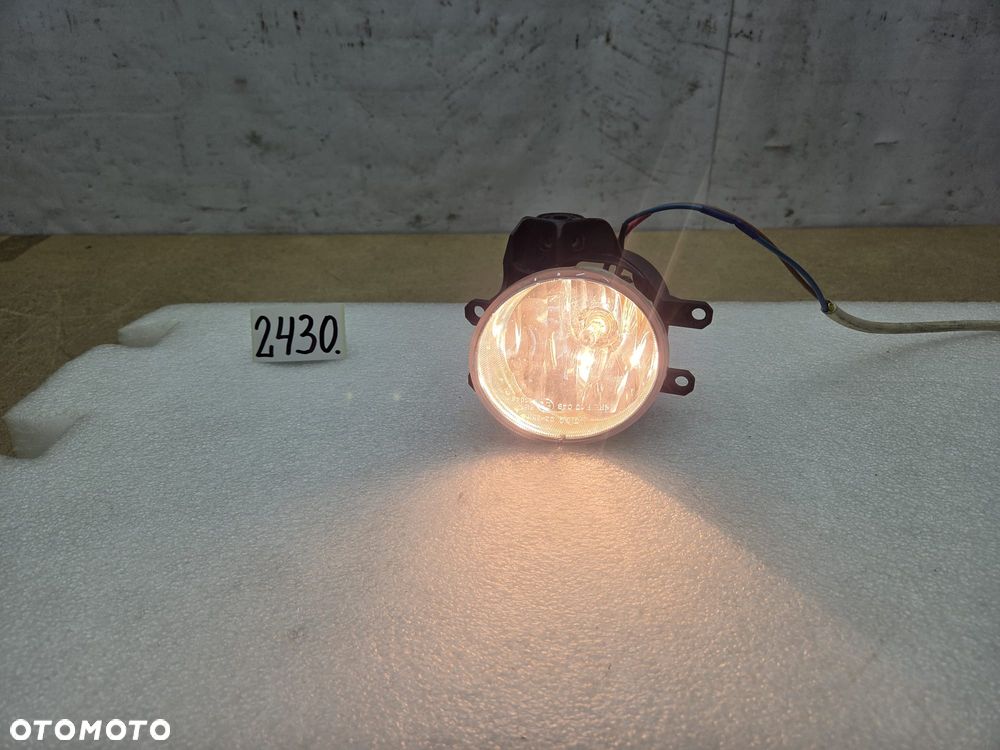 Toyota Avensis auris II 2 81220-0210 halogen prawy - 1