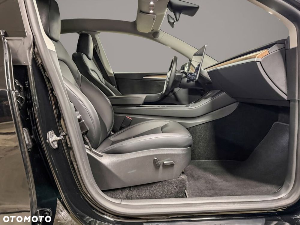 Tesla Model Y Long Range AWD - 15