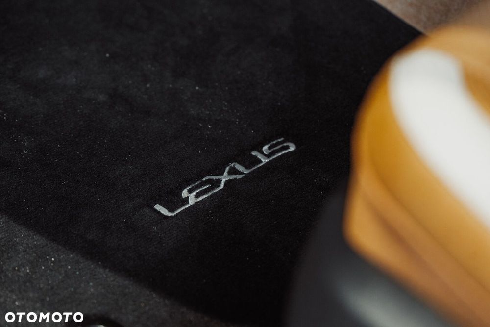Lexus RZ - 9