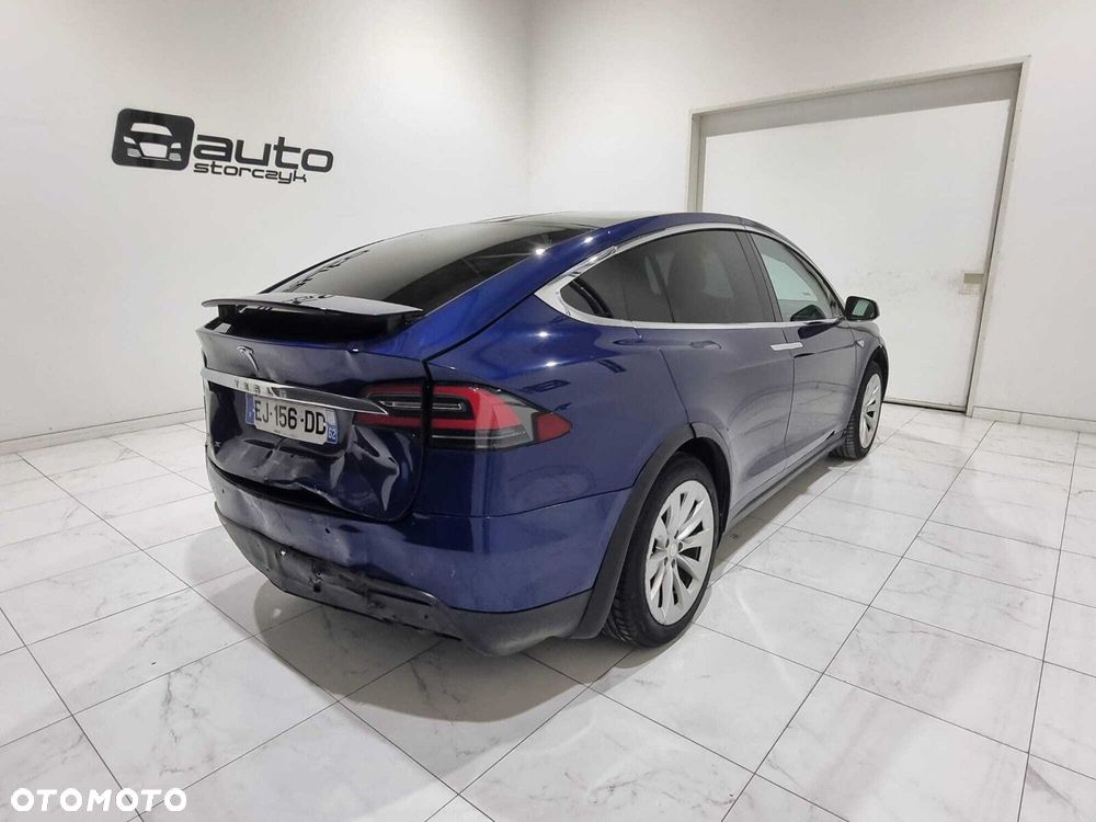 Tesla Model X - 15