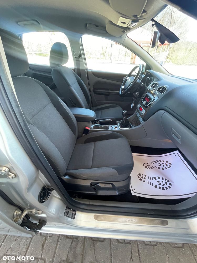 Ford Focus 1.6 Ghia - 21