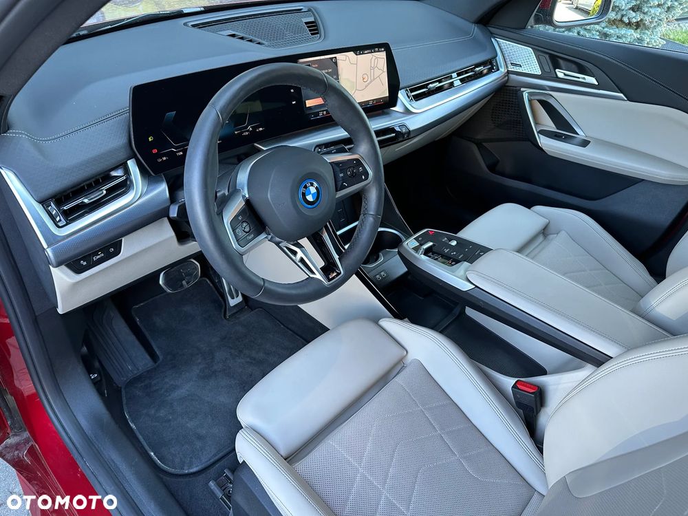 BMW iX2 eDrive20 66.5kWh M Sport - 12