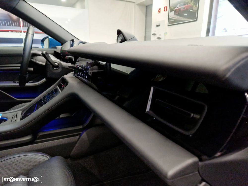 Porsche Taycan Cross Turismo 4 - 26