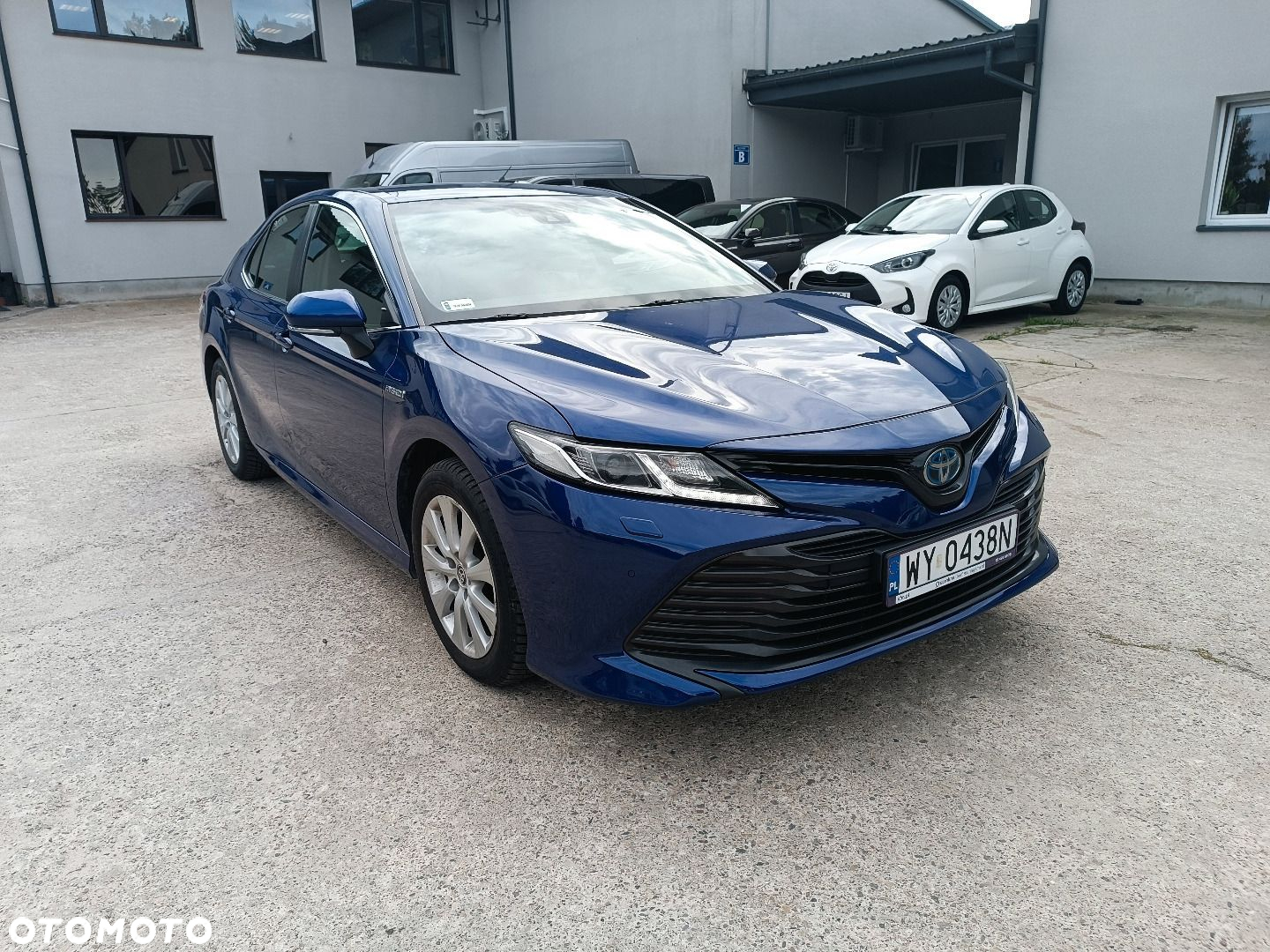 Toyota Camry - 4