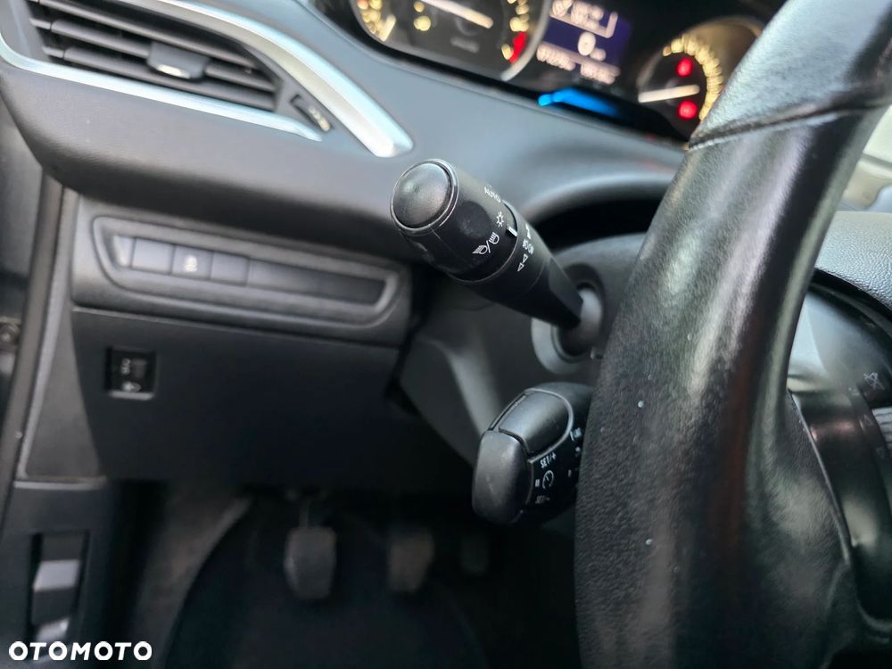 Peugeot 208 1.2 VTi Allure - 19