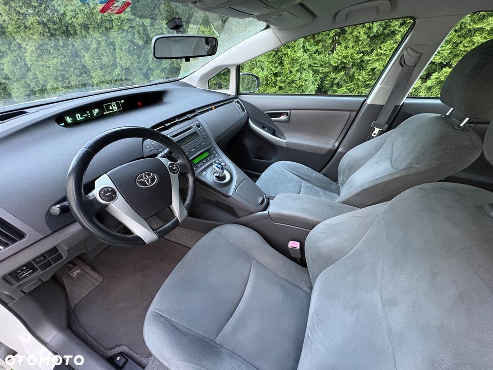 Toyota Prius (Hybrid) - 5