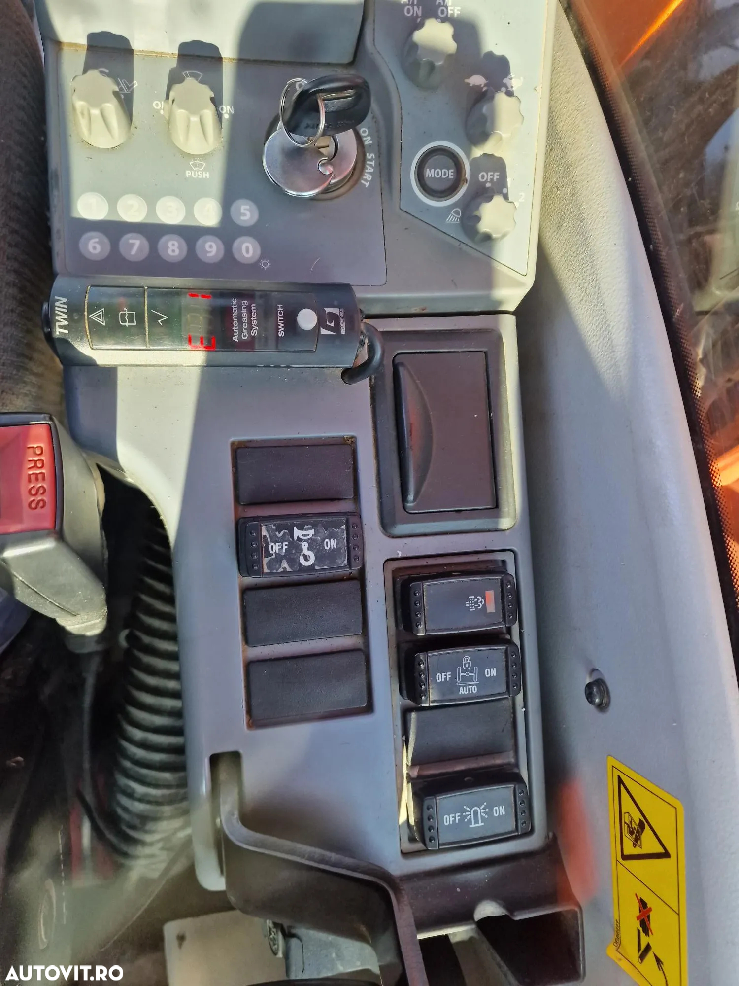 Hitachi EXCAVATOR PE ROTI, 3 brate excavare, LAMA+CALE, cupa NOUA 1,2m latime, Masa operationala 17,2t, Inst picon, A doua inst hidr, 2018, 2.993h, hidraulica HITACHI, anv noi, posibilitate leaisng 3 ani, PROMOTIE 99.900 EUR+Tva - 15