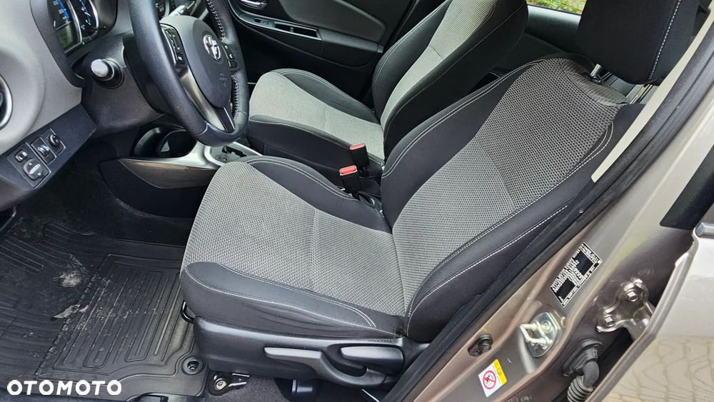 Toyota Yaris Hybrid 100 Dynamic - 22