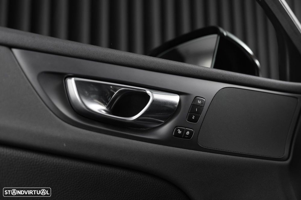 Volvo V60 2.0 B4 Momentum Geartronic - 35