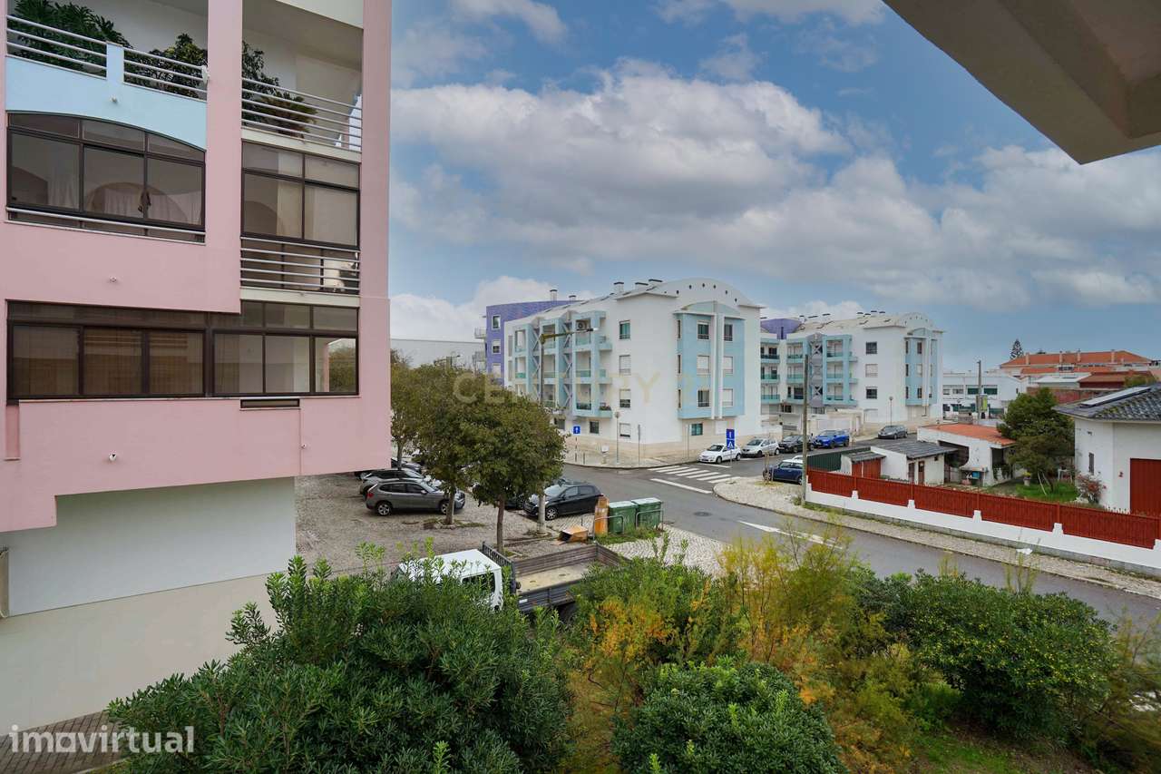 T2 com Garagem na Costa da Caparica – Conforto, Espaço e Excelente Loc - Grande imagem: 3/31