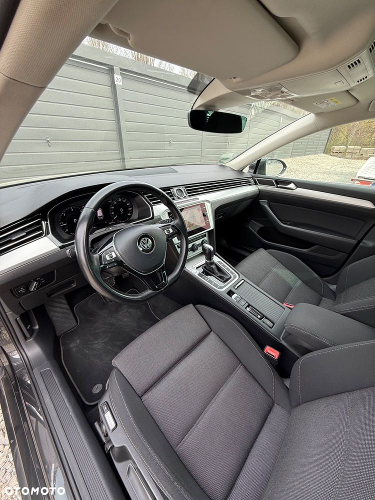 Volkswagen Passat - 11