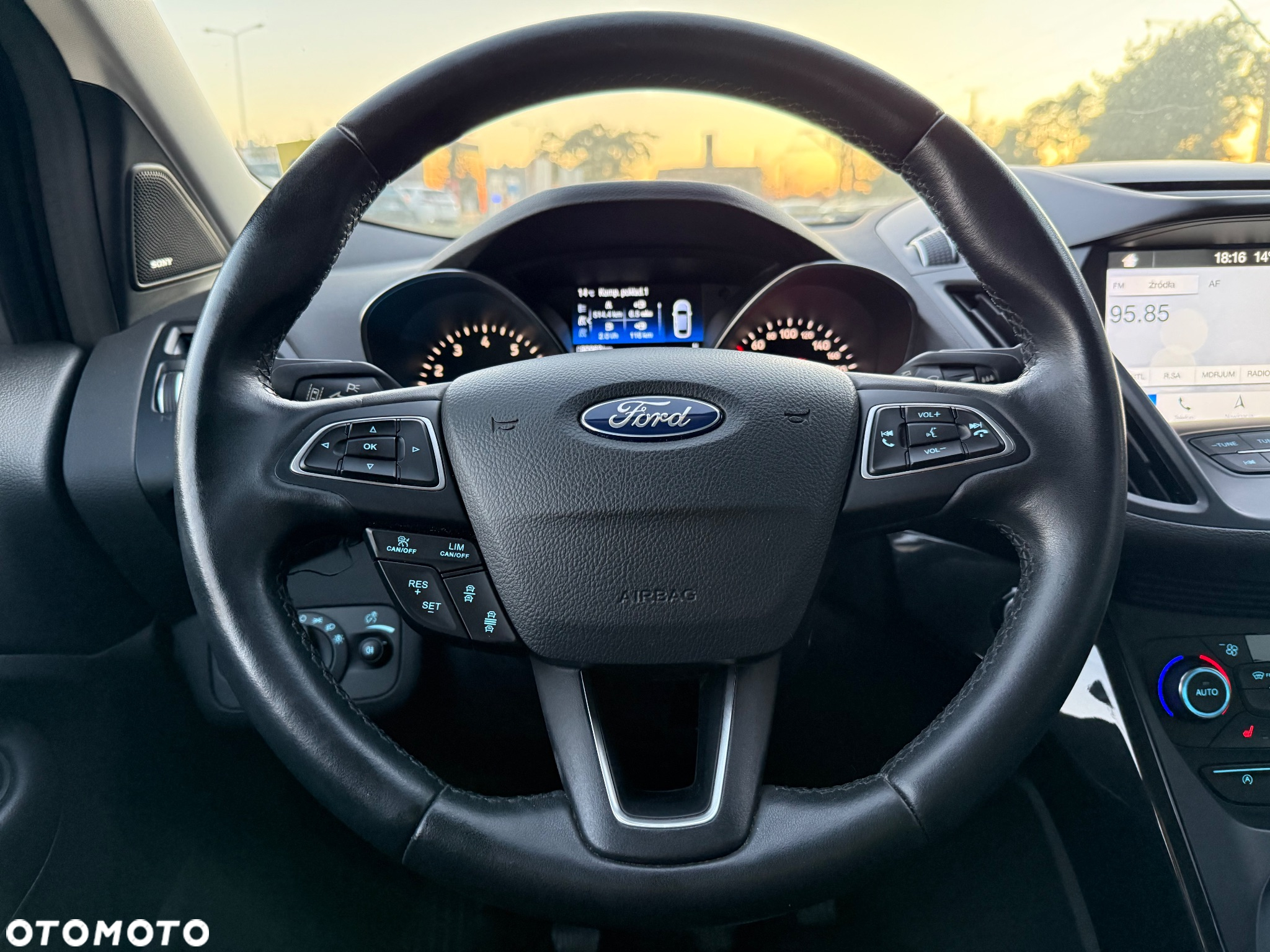 Ford Kuga 1.5 EcoBoost 2x4 Titanium - 16