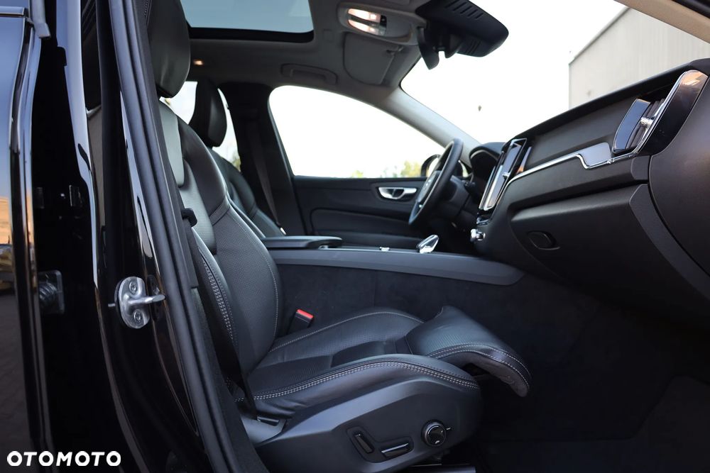 Volvo XC 60 B5 B AWD Plus Dark - 26