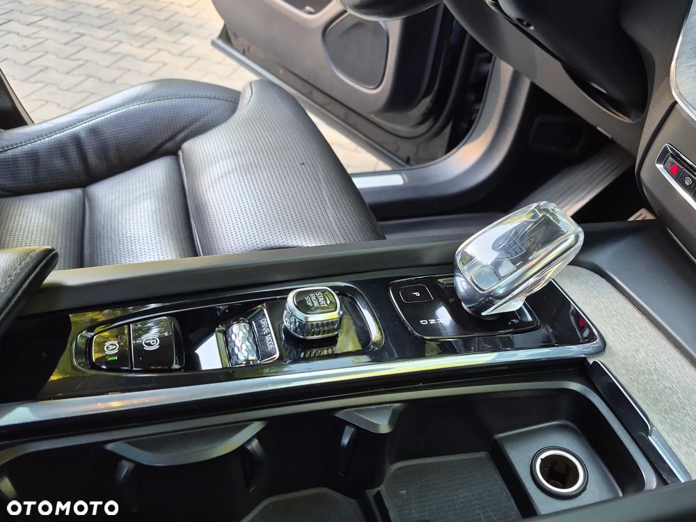 Volvo XC 60 B4 D AWD Momentum Pro - 11