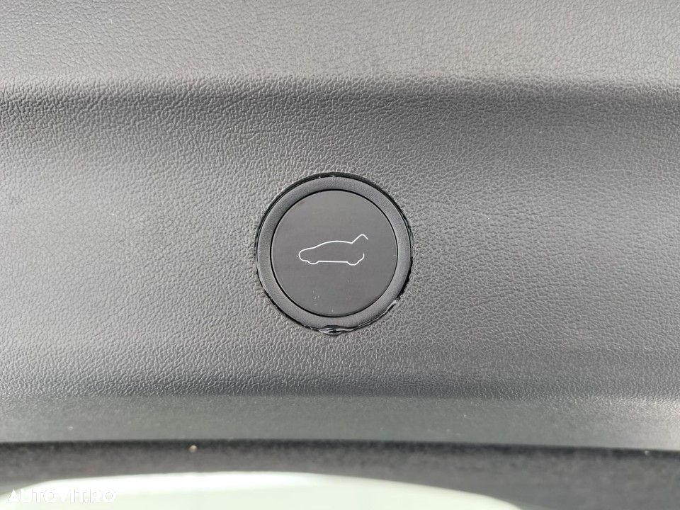 Tesla Model Y Long Range AWD - 18