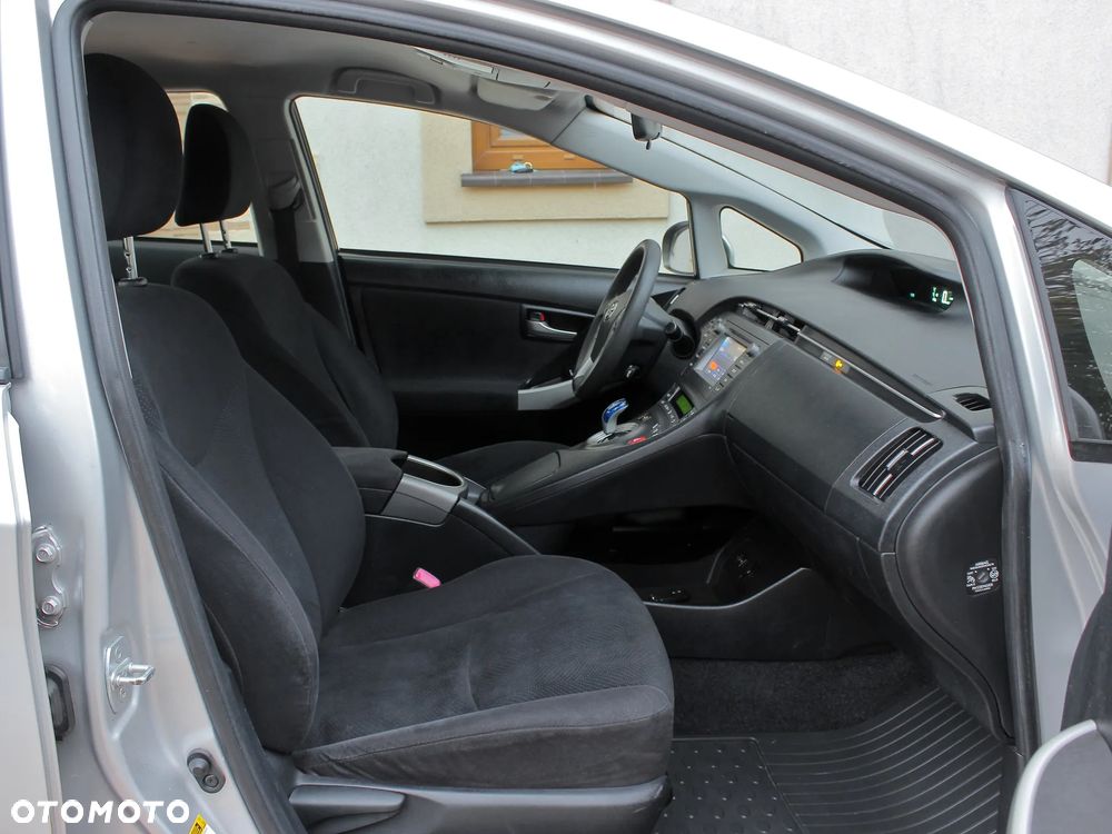 Toyota Prius (Hybrid) Life - 19