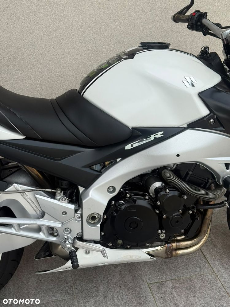 Suzuki GSR - 8