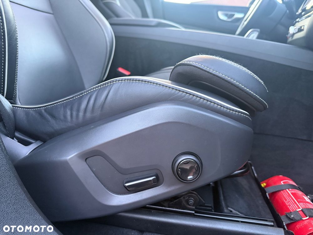 Volvo XC 60 B4 B Plus Dark - 27