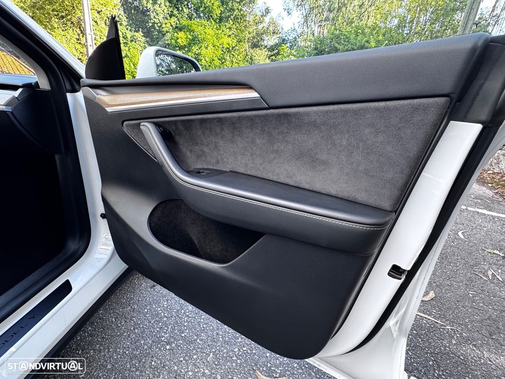 Tesla Model Y - 8