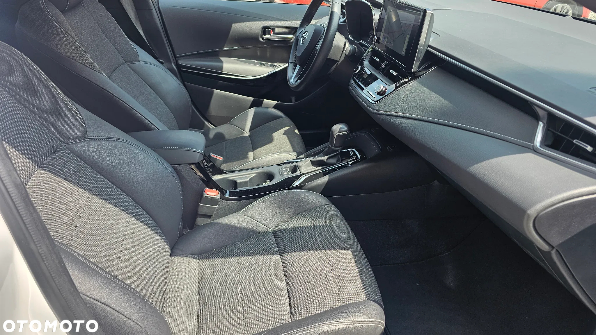 Toyota Corolla 1.8 Hybrid Black&White - 12