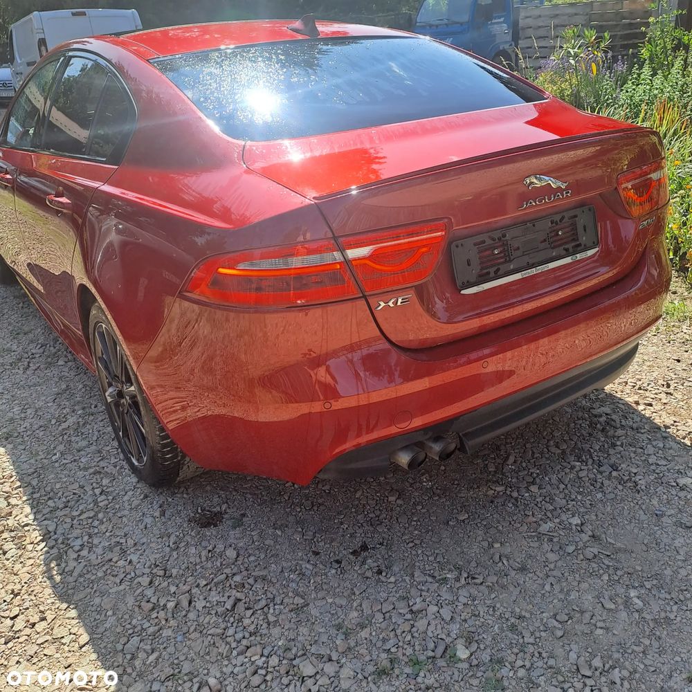 Jaguar XE 2.0 D R-Sport - 4