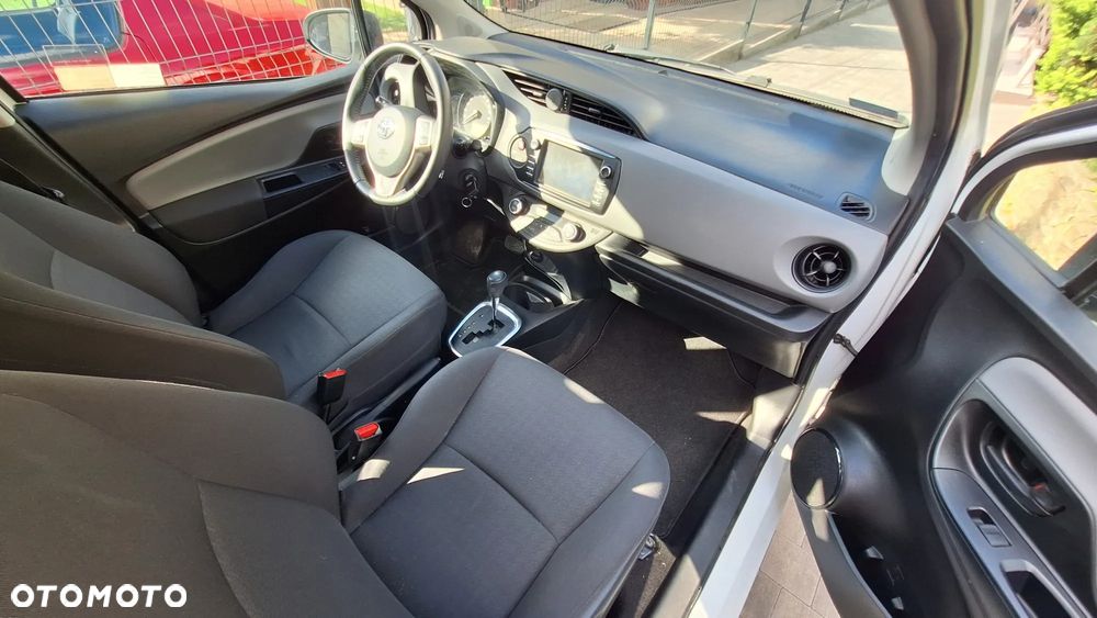 Toyota Yaris Hybrid 100 Dynamic - 6