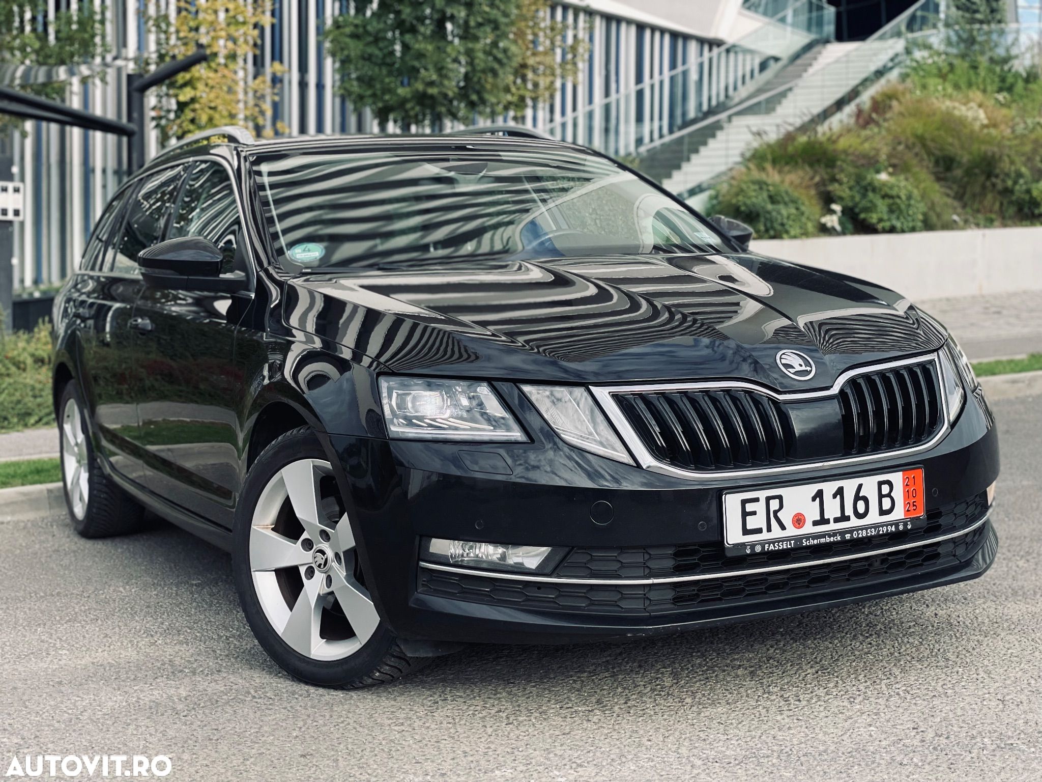Skoda Octavia 2.0 TDI DSG Premium Edition - 1