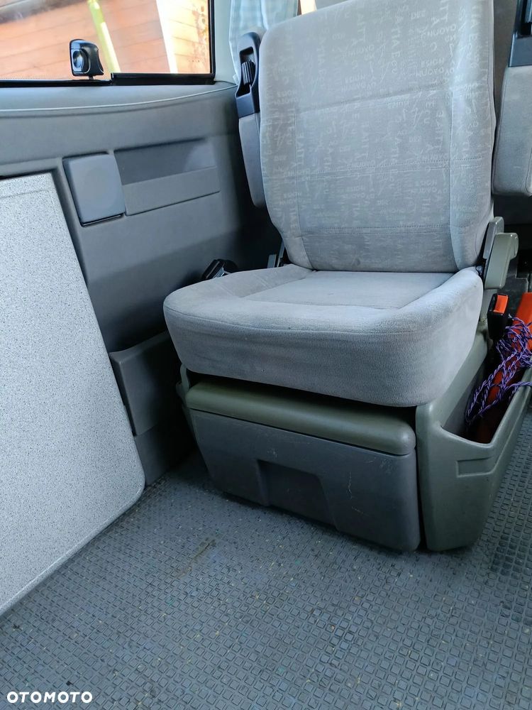 Volkswagen Caravelle - 11