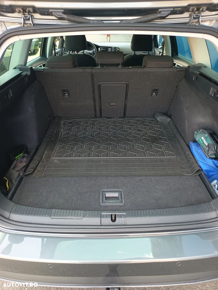 Volkswagen Golf - 6