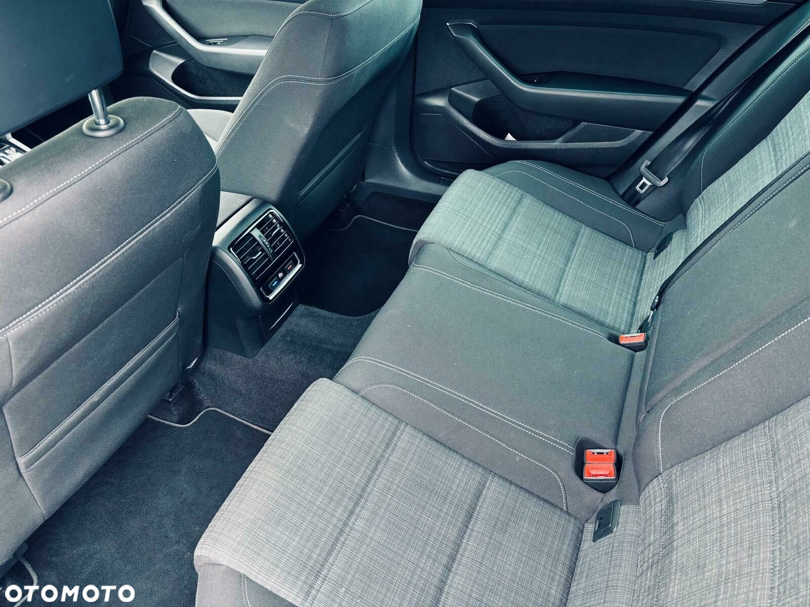 Volkswagen Passat - 14