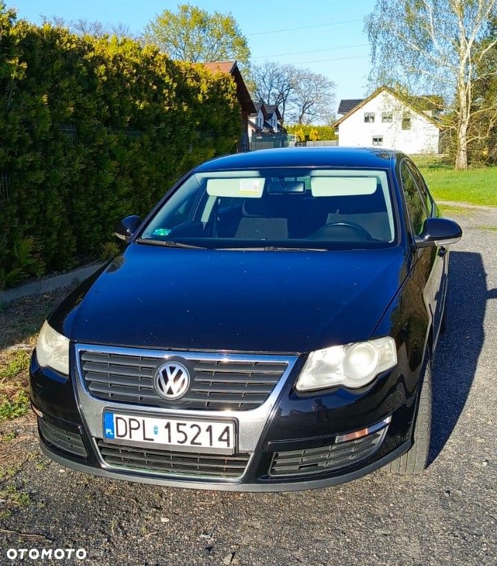 Volkswagen Passat - 1