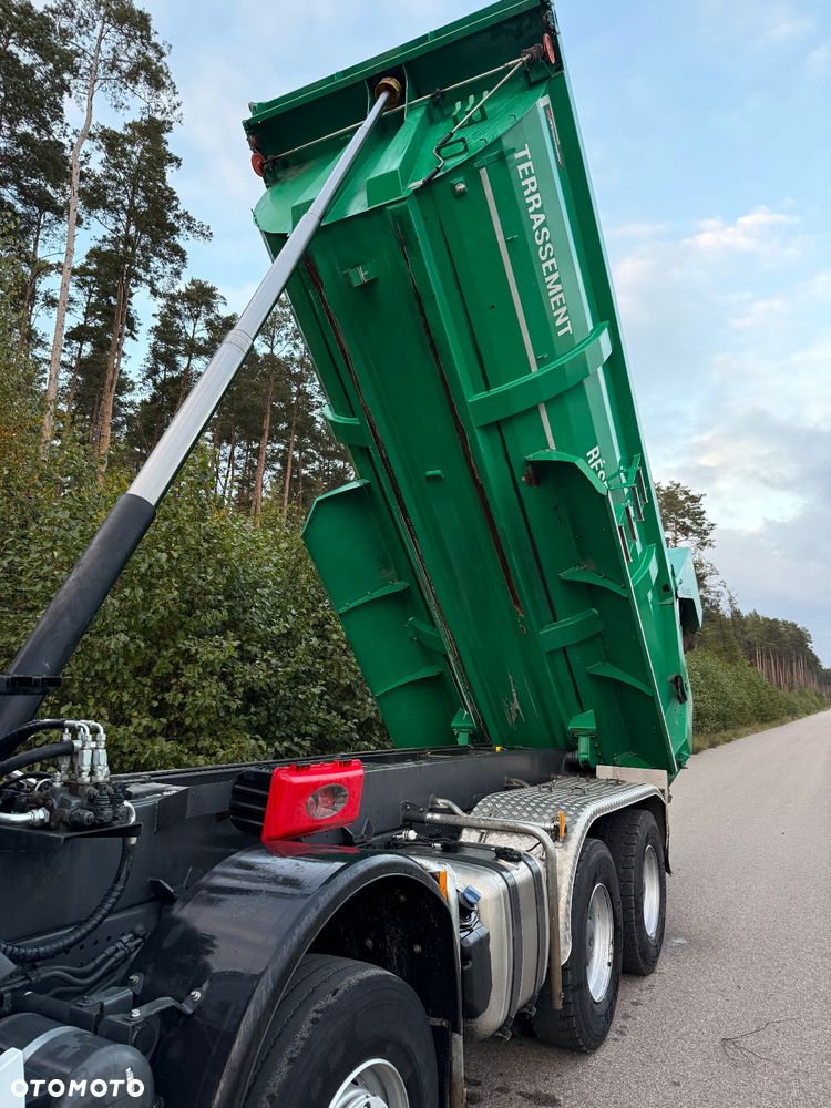 Mercedes-Benz Arocs - 11