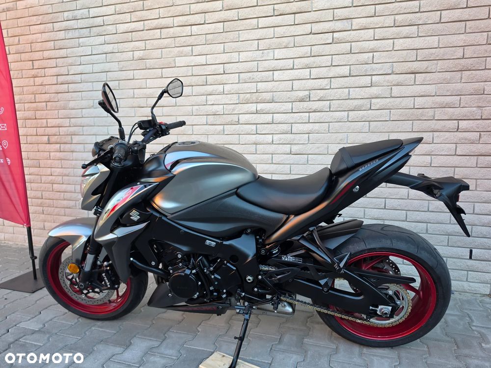 Suzuki GSX - 13